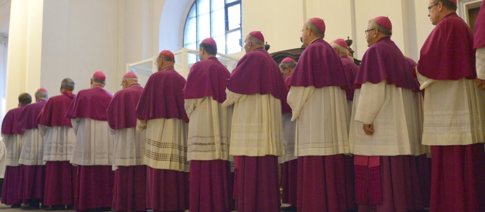Bischöfe bereiten sich vor der Sakristei des Fuldaer Doms auf den feierlichen Einzug zu einem Gottesdienst vor.