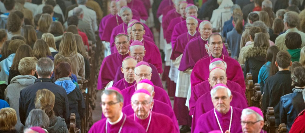 Die Mitglieder der Deutschen Bischofskonferenz (DBK) ziehen am 25.09.2012 nach dem Eröffnungsgottesdienst im Dom von Fulda (Hessen) feierlich aus.