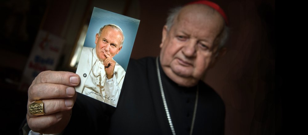 Kardinal Stanislaw Dziwisz aus Krakau hält ein Bild von Johannes Paul II. in der Hand in seinem Wohnsitz in Krakau, Polen, am 4. März 2016.