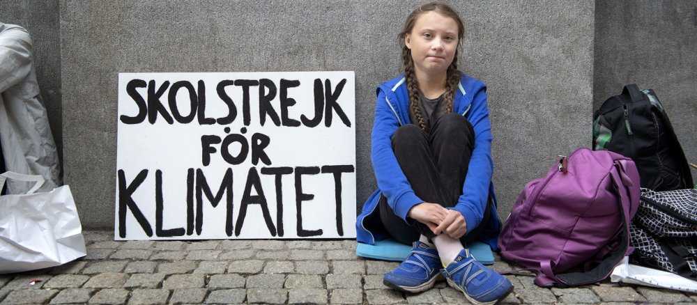 Greta Thunberg mit dem Plakat "Skolstrejk för klimatet"
