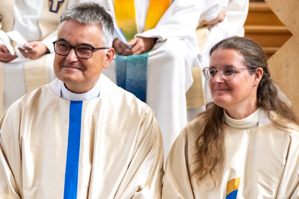 Pfarrer Jürgen Wenge (links) und Bistumsverweserin Anja Goller ziehen in die Namen-Jesu-Kirche ein