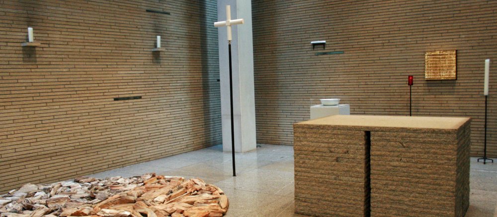 Altaransicht mit Kunstwerken in der Akademiekirche.