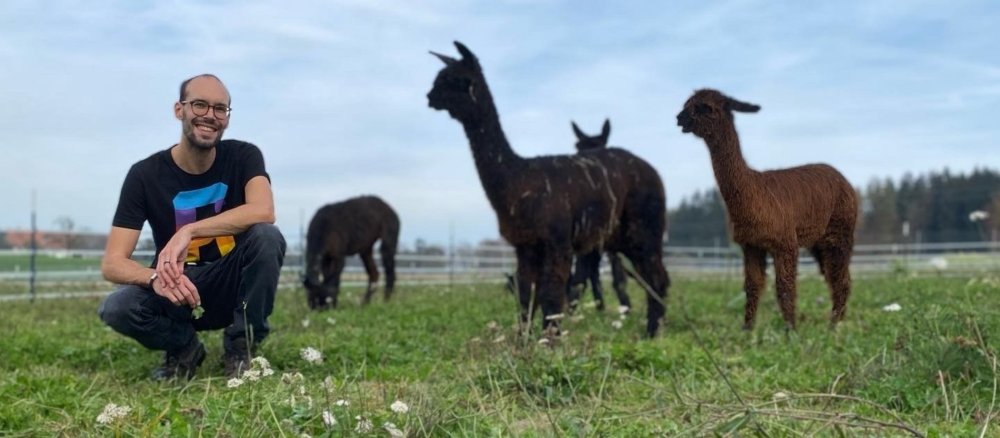 Der 41-jährige Schwabe wohnt auf einer Alpakafarm 50 Kilometer von Friedrichshafen entfernt.