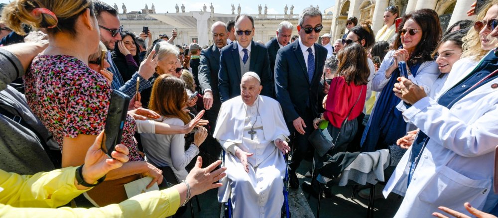 Papst Franziskus nach Krankenhausaufenthalt auf dem Petersplatz