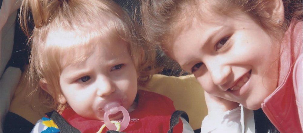 Arleja und Aisel, zwei von den drei Kindern der Familie Gashi.