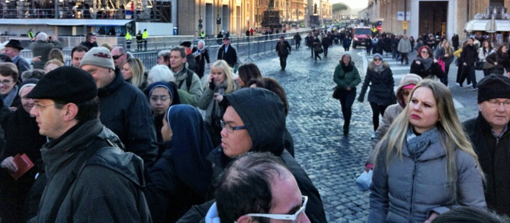 Am Tag der Audienz: Mehr und menr Menschen strömen auf den Petersplatz.