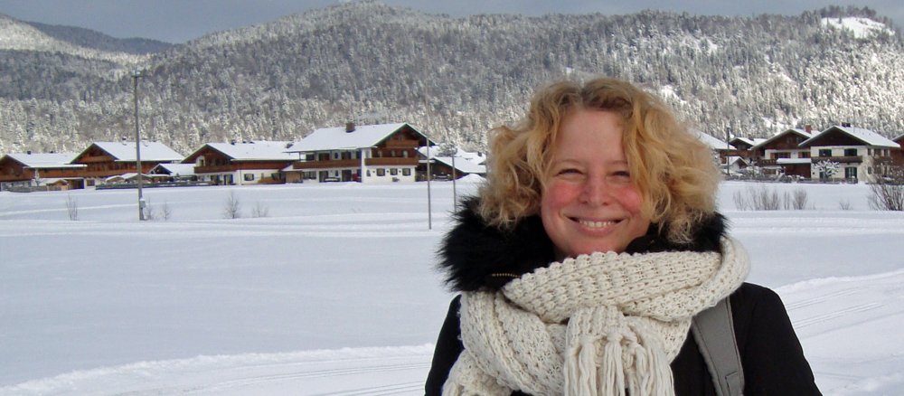 Aurica Nutt vor verschneiten Bergen
