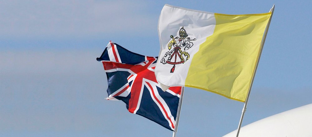 Aus dem Cockpit der Maschine von Papst Benedikt XVI. wehen während seiner Ankunft am Flughafen in Edinburgh am 16. September 2010 die Fahne von Großbritannien und die päpstliche Flagge.