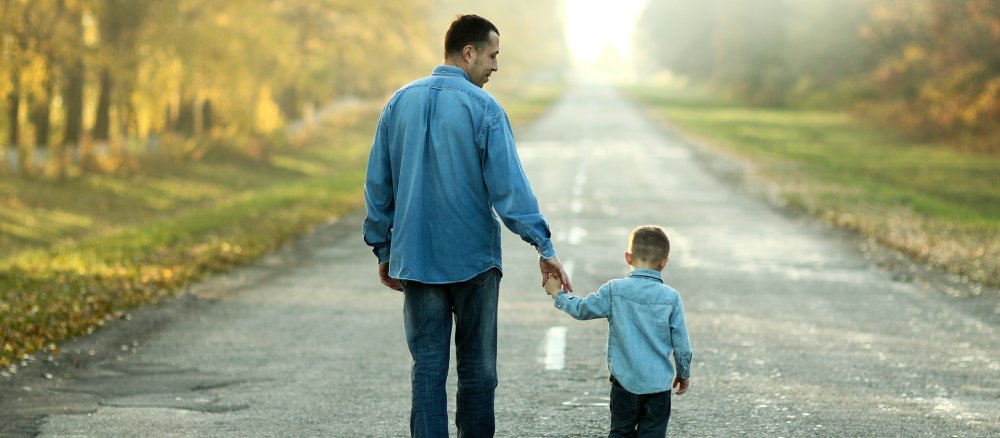 Vater und Sohn gehen Hand in Hand
