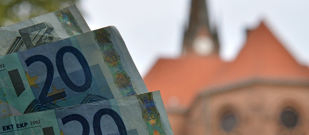 Zwanzig-Euro-Scheine für Kirchengebäude