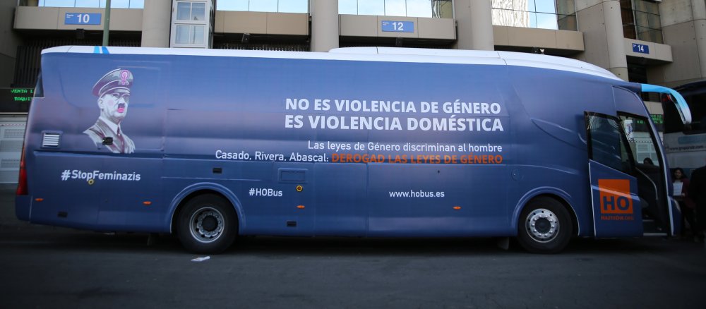 Der Bus mit dem Bild des geschminkten Adolf Hitlers