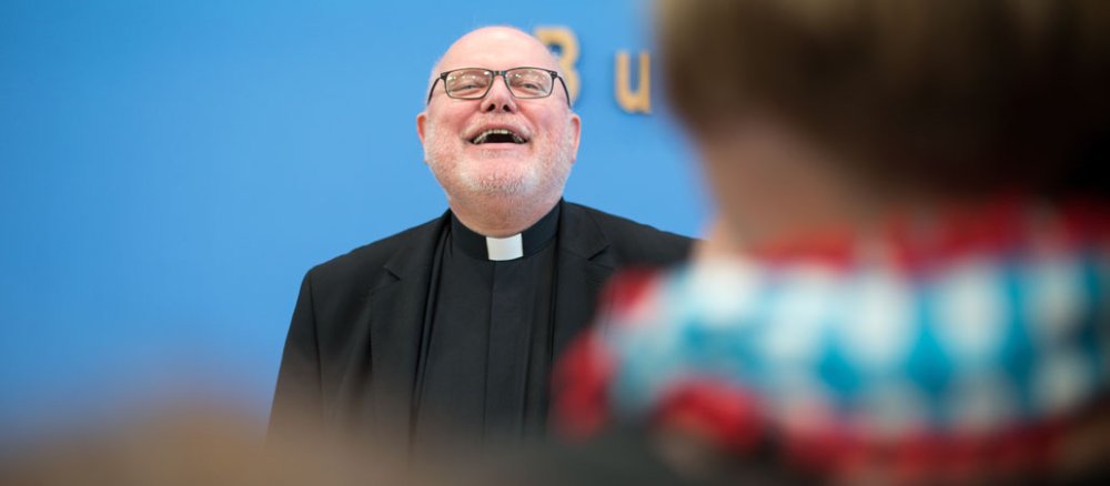 Kardinal Reinhard Marx lachend in der Bundespressekonferenz