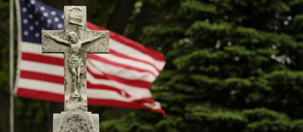 Ein Kreuz mit US-Flagge