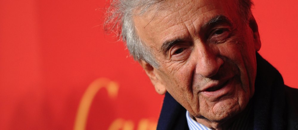 Wiesel steht vor eine roten Wand.