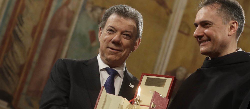 Kolumbiens Präsident Juan Manuel Santos erhält in Assisi die Auszeichnung "Lampe des Friedens" des Franziskanerordens.
