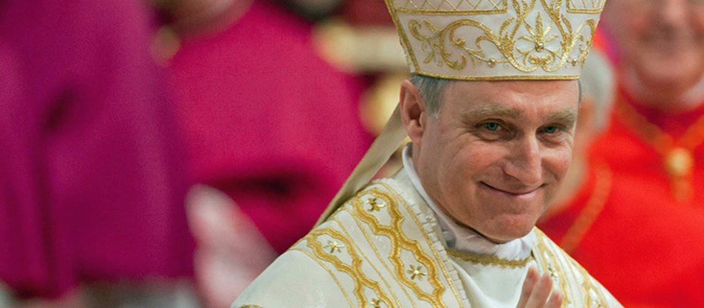 Sonntga, 6. Januar 2013: Bischof Gänswein nach seiner Weihen mit Bischofsstab und Mitra.