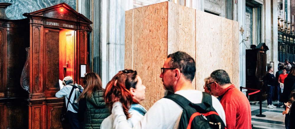Verkleidung vor der Gruft, in der der Leichnam von Papst Franziskus ruhen wird