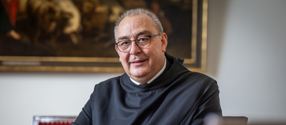 Der neue Osnabrücker Bischof Dominicus Meier in einem Besprechungszimmer