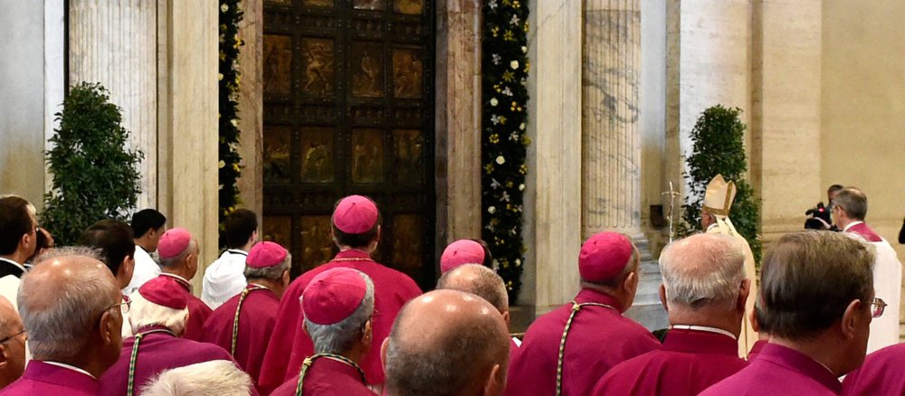Franziskus vor der Heiligen Pforte im Petersdom.