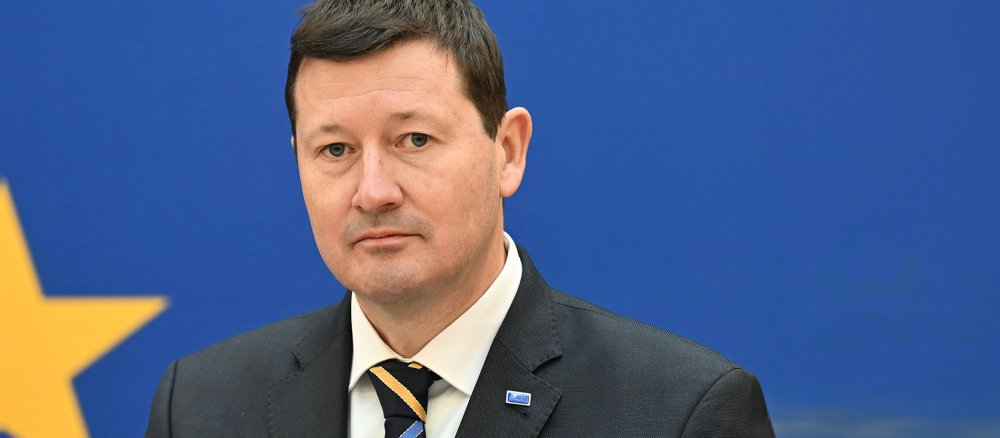 Martin Selmayr vor einer EU-Fahne