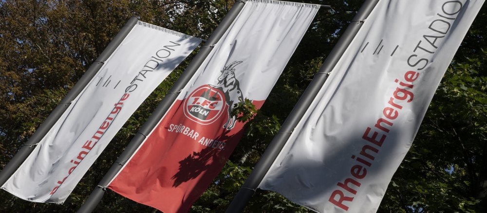 Die Fahne des FC Koeln weht im Wind