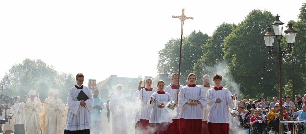 Der Altardienst zieht ein zum Abschlussgottesdienst des 101. Deutschen Katholikentags in Münster.