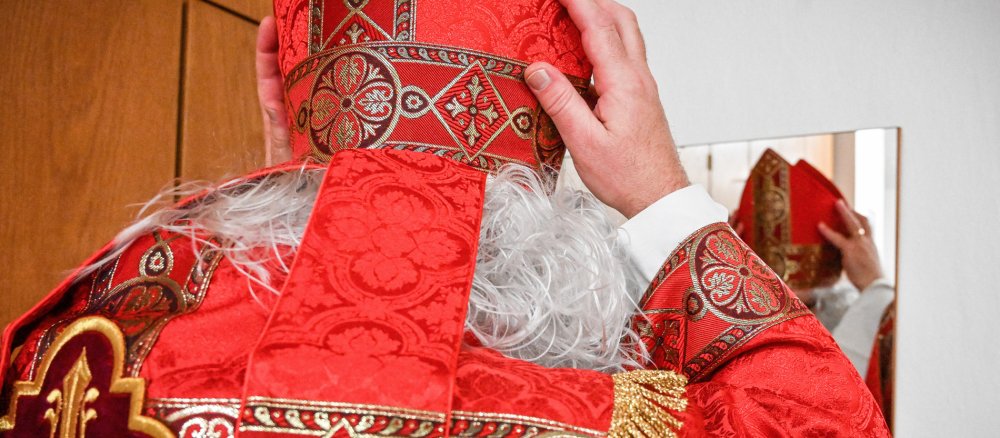 Nikolaus beim Ankleiden