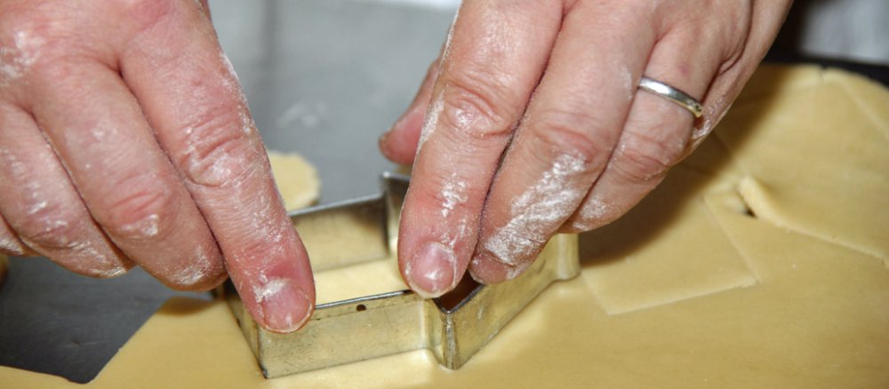 Mit Sorgfalt sticht Schwester Elke Schauer die Kapellchenplätzchen aus