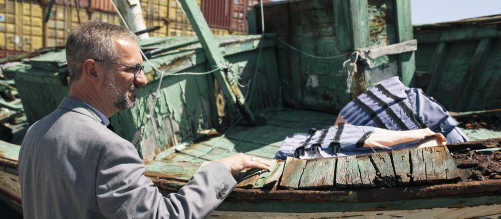 Erzbischof Stefan Heße besichtigt im September 2017 ein Flüchtlingsboot auf Sizilien.