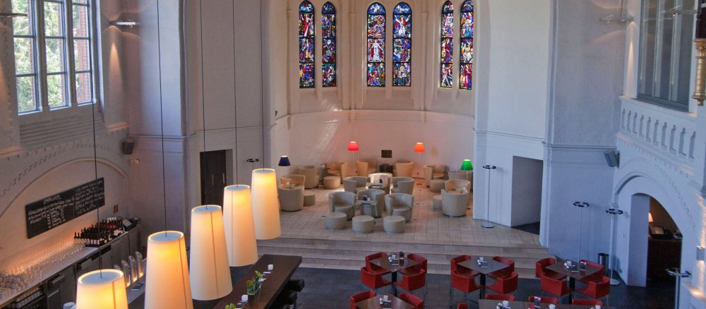 Ein Restaurant in einem Kirchengebaeude