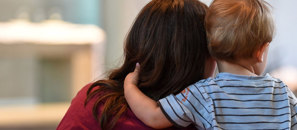 Mutter und Kind in einer Kirchenbank