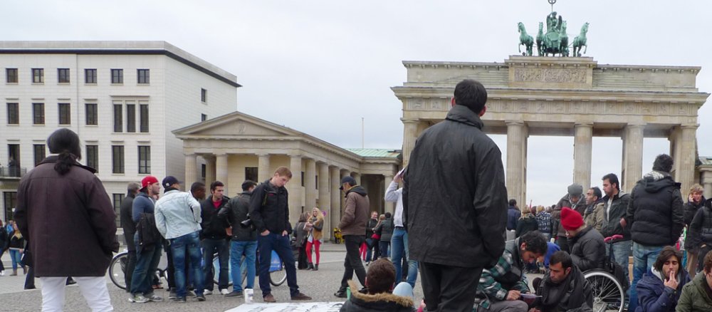 Flüchtlinge aus verschiedenen Nationen demonstrieren im Oktober 2012 vor dem Brandenburger Tor.