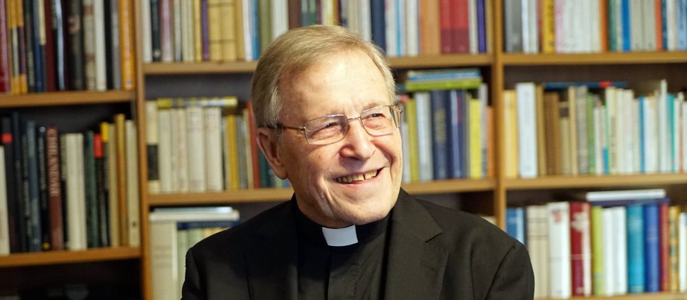 Kardinal Kasper lächelt
