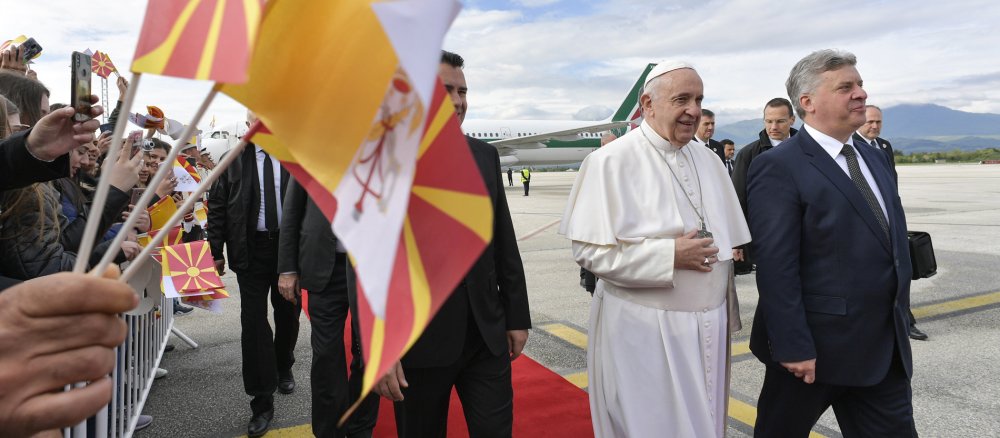 Der Papst geht mit dem nordmazedonischen Präsidenten über einen roten Teppich.