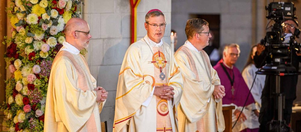 Bischof Heiner Wilmer (m.) bei seiner Amtseinführung zum Bischof von Münster am 21. Juni 2026 im Paulusdom in Münster.
