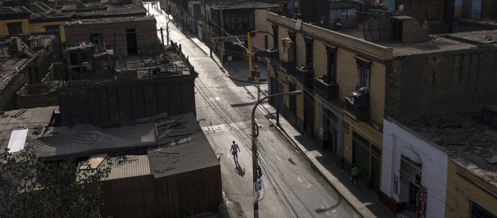 Ein Mann geht durch die leeren Straßen von Lima, Peru.