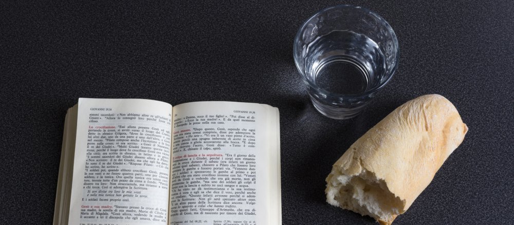 Fastenzeit mit Bibel, Wasser und Brot.