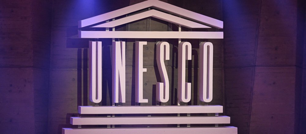 Das beleuchtete Unesco-Logo