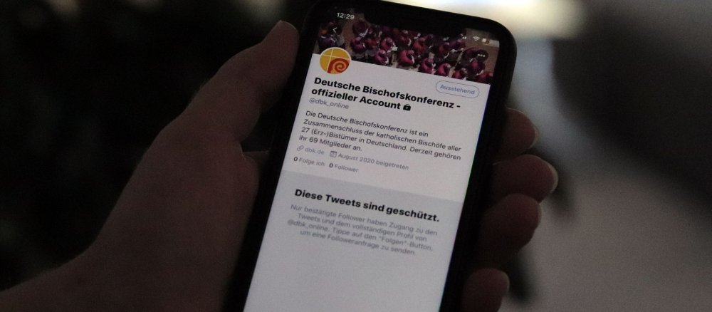 Ein Smartphone mit dem Twitter-Account der Bischofskonferenz