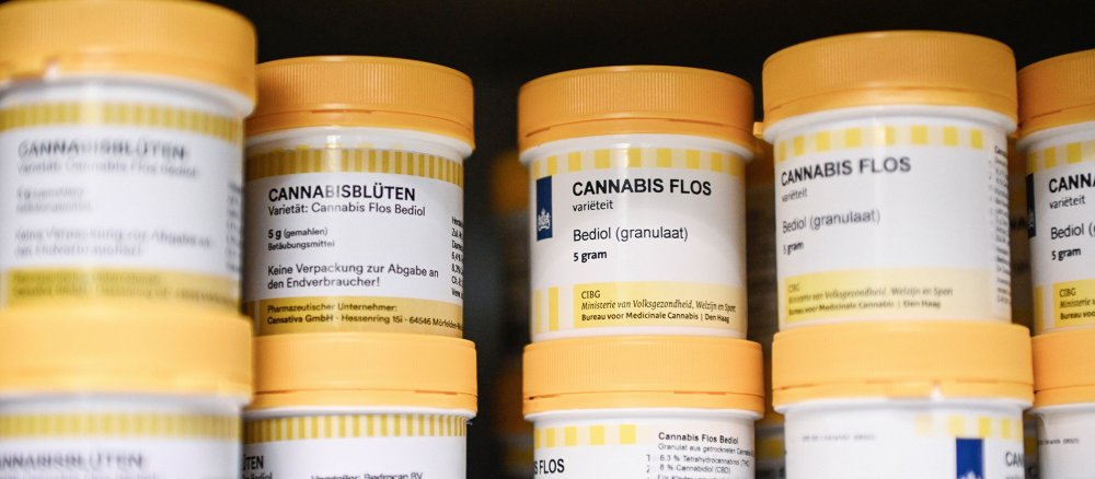 Dosen mit verschreibungspflichtigem Cannabisgranulat und Cannabisblüten für den medizinischen Gebrauch