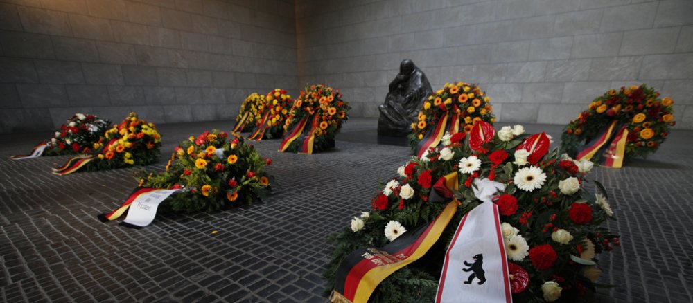 Kränze liegen am Sonntag in der zentralen Gedenkstätte der Bundesrepublik Deutschland für die Opfer von Krieg und Gewaltherrschaft in Berlin.