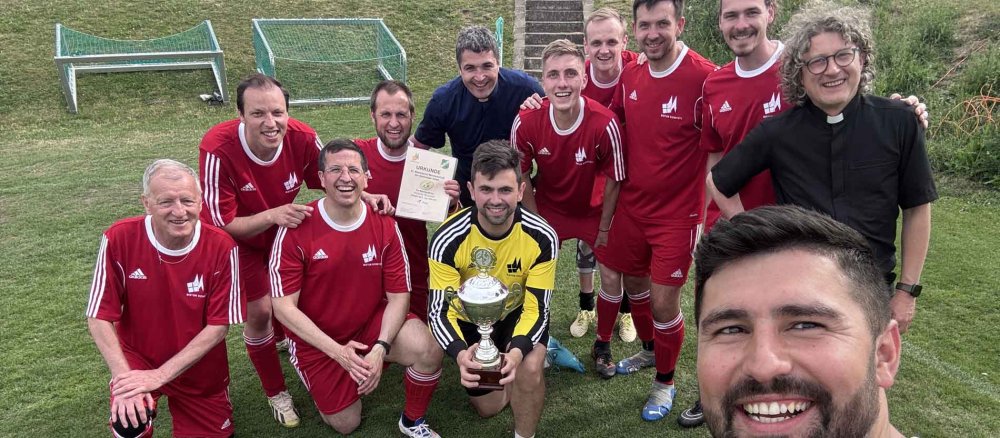 Das Bistum Eichstätt gewinnt in Wolframs-Eschenbach die bayerische Fußballmeisterschaft der Seelsorgenden 2026.