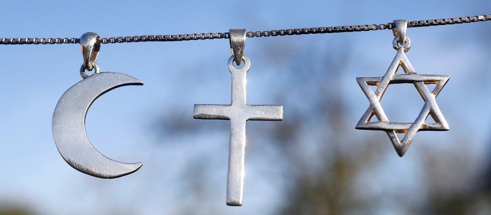 Juden, Christen und Muslime teilen viele Aspekte in ihrer Religion.