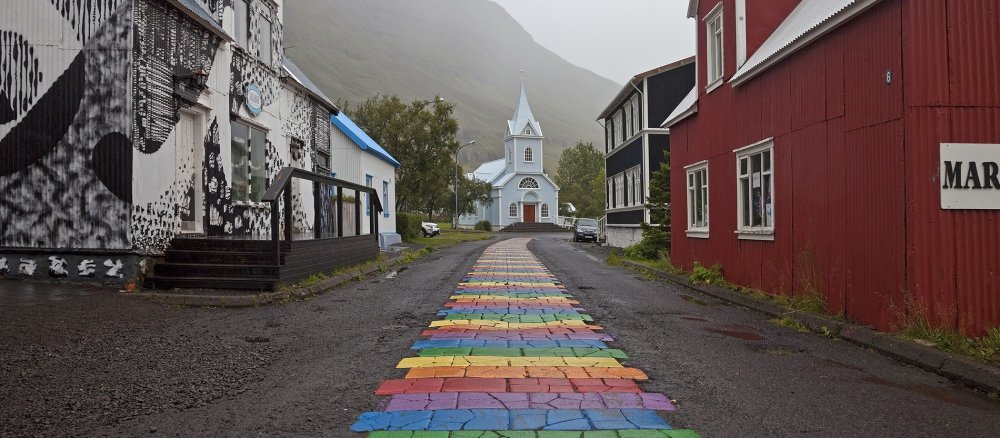 Straße in Regenbogenfarben