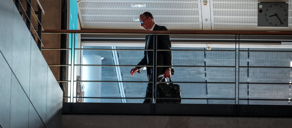 CDU-Kanzlerkandidat Friedrich Merz auf dem Weg zu Sondierungsgesprächen