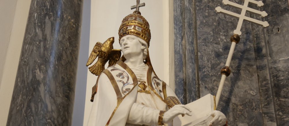 Eine Figur des Kirchenpatrons Papst Gregor der Große