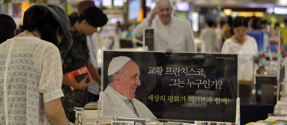 Eine Anzeige in Seoul wirbt für den Besuch von Papst Franziskus im August 2014.