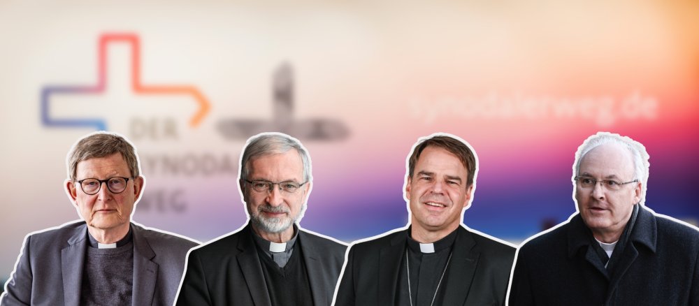 Die Bischöfe Woelki, Hanke, Oster und Voderholzer, im Hintergrund die Aula des Synodalen Wegs