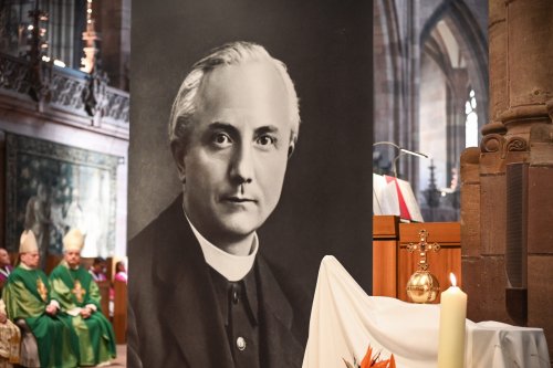 Bildnis des von den Nationalsozialisten im Jahr 1944 ermordeten Priesters Max Josef Metzger bei einem Gottesdienst zu seiner Seligsprechung am 17. November 2024 im Münster in Freiburg.