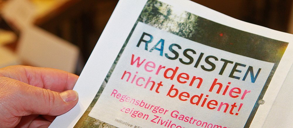 Die Regensburger Initiative "Keine Bedienung für Nazis" ist mit dem Preis "Das unerschrockene Wort" für ihre Zivilcourage ausgezeichnet worden.